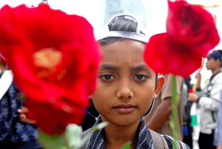 A boy takes part in a peace demonstration to pray for the Palestinian children in Jakarta, capital of Indonesia, Dec. 31, 2008.[Yue Yuewei/Xinhua]