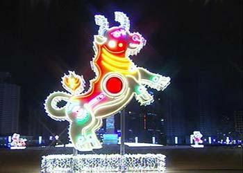 In the northeastern coastal city of Dalian, Xinghai square, the biggest in Asia, has been decorated with colorful lights. Five lanterns made in the shape of oxen are one of the highlights.