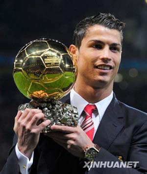 Manchester United's Cristiano Ronaldo poses with the Ballon D'Or trophy ahead of their Champions League soccer match against AaB Aalborg in Manchester, northern England, December 10, 2008. 