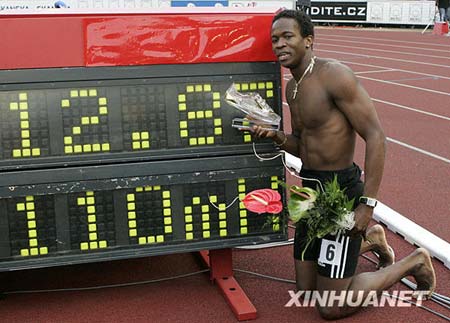 Cuba's Dayron Robles poses as he celebrates his 110-metres hurdles world record during the Golden Spike World Athletics Tour meeting in Ostrava June 12, 2008. 