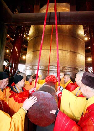 Monks strike the Giant Hanshan Temple Bell at the Hanshan Temple in Suzhou, east China's Jiangsu Province, Dec. 30, 2008. 