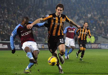 Aston Villa's Ashley Young (L) crosses the ball which led to a Hull City own goal during their English Premier League soccer match in Hull Dec. 30, 2008. 