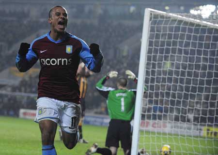 Aston Villa's Gabriel Agbonlahor (L) celebrates a Hull City own goal during their English Premier League soccer match in Hull Dec. 30, 2008.