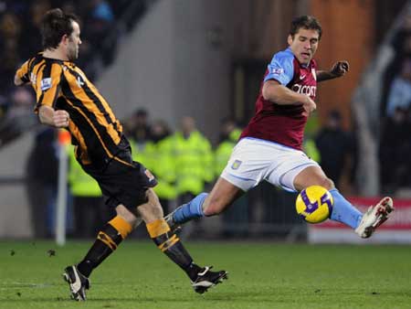 Hull City's Ian Ashbee (L) challenges Aston Villa's Stiliyan Petrov during their English Premier League soccer match in Hull Dec. 30, 2008.