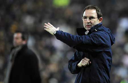 Aston Villa's coach Martin O'Neil (R) gestures during their English Premier League soccer match against Hull City in Hull Dec. 30, 2008.