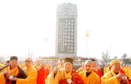 Monks attend the completion ceremony of the Giant Bell and Stele Garden at the Hanshan Temple in Suzhou, east China's Jiangsu Province, Dec. 30, 2008.[Photo: Xinhua]