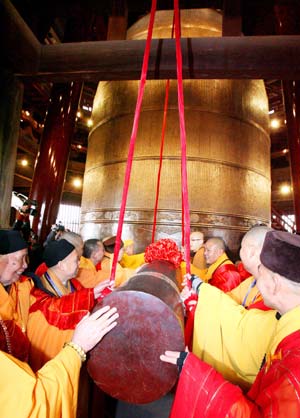 Monks strike the Giant Hanshan Temple Bell at the Hanshan Temple in Suzhou, east China&apos;s Jiangsu Province, Dec. 30, 2008.[Photo: Xinhua] 