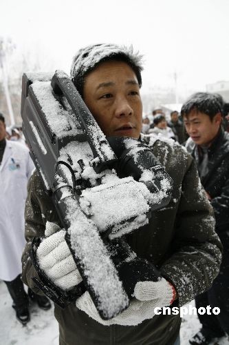 Two airports were closed, stranding 400 passengers, after heavy snow fell in northwest China's Xinjiang Uygur Autonomous Region, an airport official said on December 30, 2008. 
