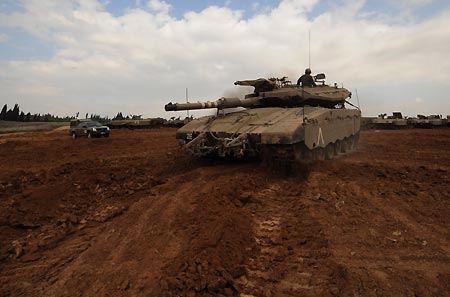 An Israeli tank runs in southern Israel bordering the Gaza Strip Dec. 29, 2008. Israel rejected French proposal for 48-hour ceasefire on Wednesday and decided to continue its offensive on the ongoing offensive at the Hamas-ruled Gaza Strip, on Dec. 31, 2008. [Yin Bogu/Xinhua]