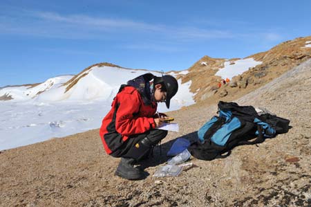 A member of Chinese 25th Antarctic expedition team records coordinates in Antarctica, on Dec. 30, 2008. The Chinese 25th Antarctic expedition team carried out scientific research on cartography and biologic sampling to study the terrain and environment of Antarctica on Tuesday. [Liu Yizhan/Xinhua] 