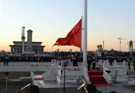People watch the flag-raising ceremony on Tian'anmen Square in Beijing, capital of China, Jan. 1, 2009. Some 12,000 people from around the country attended the ceremony to welcome the new year. [Xinhua] 