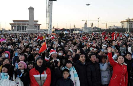 People watch the flag-raising ceremony on Tian'anmen Square in Beijing, capital of China, Jan. 1, 2009. Some 12,000 people from around the country attended the ceremony to welcome the new year. [Xinhua] 