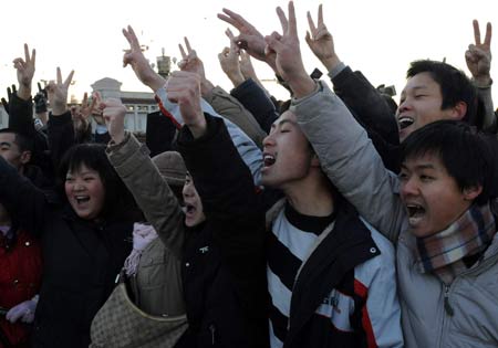 People watch the flag-raising ceremony on Tian'anmen Square in Beijing, capital of China, Jan. 1, 2009. Some 12,000 people from around the country attended the ceremony to welcome the new year. [Xinhua]