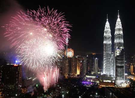 Fireworks explode near Petronas Twin Towers to celebrate the New Year in Kuala Lumpur January 1, 2009. [Xinhua/Reuters]