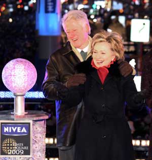 Former United States President Bill Clinton (Rear) and his wife Hillary Clinton attend New Year festivities at the New York Times Square in New York early Jan. 1, 2009. [Xinhua]