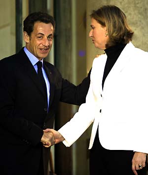 French President Nicolas Sarkozy says goodbye to Israeli Foreign Minister Tzipi Livni after a meeting at the Elysee Palace in Paris,Jan.1,2009.Livni repeats her government's rejection of a ceasefire with militants in the Gaza Strip while speaking to reporters after the meeting.