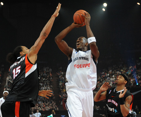 Ali Traore (C) of Asvel Lyon-Villeurbanne shoots the ball during the French edition of the All Star game in Paris, France, Dec. 28, 2008. [Xinhua]