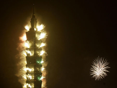 Fireworks explode from the world's tallest completed skyscraper Taipei 101 during New Year celebrations in Taipei January 1, 2009.[Agencies via China Daily]