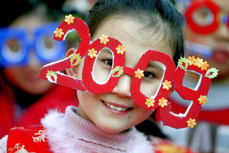 Children in festive outfits welcome the New Year with lanterns during a performance in Shenyang, capital of Liaoning province December 31, 2008. [Xinhua]