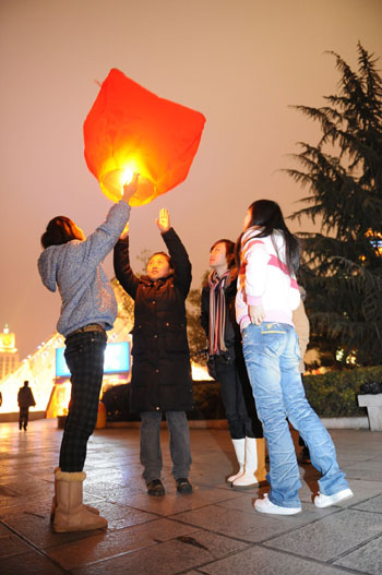 Girls fly a lantern to celebrate the New Year of 2009 in Guiyang, capital city of Southwest China's Guizhou Province, January 1, 2009. [Xinhua]