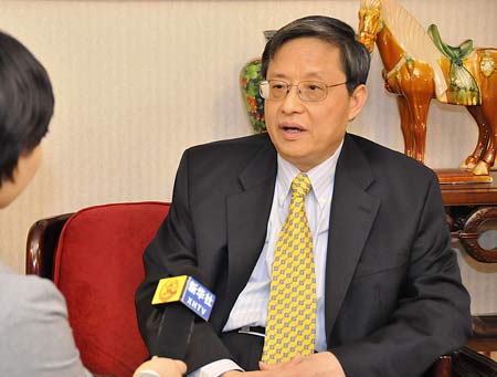 Zhou Wenzhong, Chinese ambassador to the United States is interviewed by journalists from Xinhua in Washington, U.S., Dec. 31, 2008. Chinese Embassy issued a press release on Wednesday to mark the 30th anniversary of the establishment of China-U.S. diplomatic relations. [Xinhua]