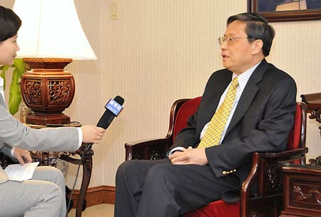 Zhou Wenzhong, Chinese ambassador to the United States is interviewed by journalists from Xinhua in Washington, U.S., Dec. 31, 2008.