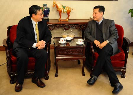 Zhou Wenzhong (L), Chinese ambassador to the United States is interviewed by Ge Xiangwen, head of the U.S. branch of Xinhua News Agency in Washington, US, Dec. 31, 2008. [Xinhua]