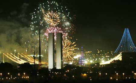 Fireworks explode in front of National Congress during a pyrotechnic show to celebrate the New Year in Brasilia Jan. 1, 2009. [Xinhua]