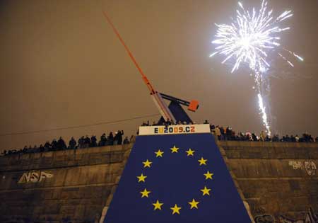 Czech citizens celebrate New Year Day's at the former Stalin monument in Prague, Jan. 1, 2009 as the fireworks explode above the European flag marking that the Czech republic is taking over the European Union Presidency from France. [Xinhua]