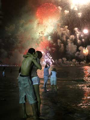 People watch the fireworks at the Copacabana beach, Rio de Janeiro, Brazil, early Jan. 1, 2008. About 2 million people gathered at the Copacabana beach to greet the New Year. [Xinhua]