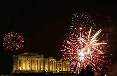 Fireworks explode over the Acropolis Hill in Athens during the New Year's celebrations in Athens, Greece, Jan. 1, 2009. [Xinhua/Reuters]