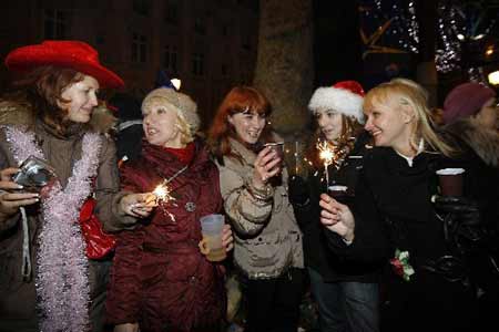 Revellers celebrate the New Year on the Champs-Elysées avenue in Paris January 1, 2009. [Xinhua]