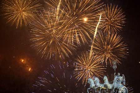 Fireworks illuminate the Quadriga sculpture atop the Brandenburg Gate in Berlin January 1, 2009. [Xinhua]