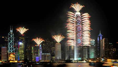 Fireworks illuminate the Victoria Harbour in Hong Kong, south China, Jan. 1, 2009. [Xinhua]