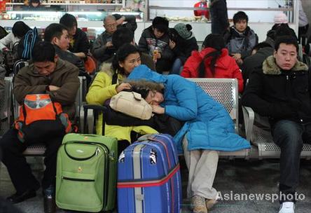 Travelers wait for trains at Beijing West Railway Station, January 1, 2009. Millions of people started setting home on long journeys on Friday from Beijing as the city kicked off its Spring Festival travel season early. [Asianewsphoto] 