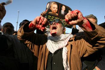 People hold a demonstration in Tehran, capital of Iran, on Jan. 2, 2009, to protest against Israel&apos;s continued air strikes on the Gaza Strip. [Xinhua] 