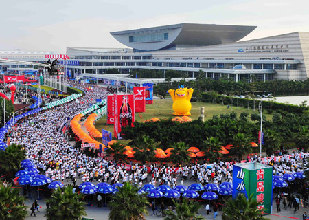 Runners take part in the 2009 Xiamen International Marathon in Xiamen, southeast China's Fujian Province, Jan. 3, 2009. 