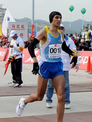 Kisri Rachid of Morocco crosses the finish line during the 2009 Xiamen International Marathon in Xiamen, southeast China's Fujian Province, Jan. 3, 2009.