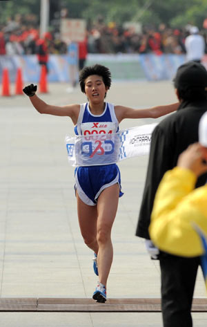 China&apos;s Chen Rong crosses the finish line during the 2009 Xiamen International Marathon in Xiamen, southeast China&apos;s Fujian Province, Jan. 3, 2009. Chen won the title of women&apos;s race with 2 hours 29 minutes and 52 seconds. 