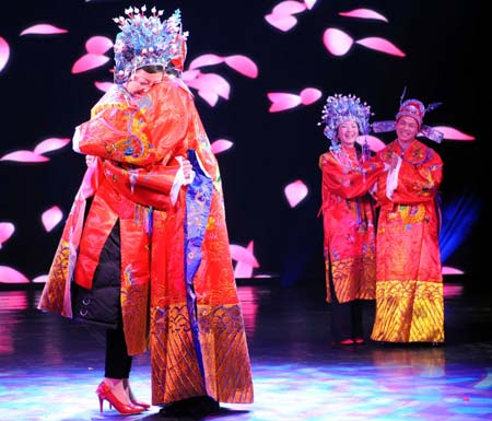 A newly-married couple hug during a group wedding in Xi'an, capital of northwest China's Shaanxi Province, Jan. 2, 2009. The group wedding, featuring the ancient characters of shaanxi opera, was held at the Yisu Center for the Performing Arts in Xi'an on Friday. (Xinhua/Yuan Jingzhi