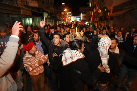  Palestinians shout slogans at a demonstration in downtown Ramallah against Israel's ground operation on the Gaza Strip, Jan 3, 2009.