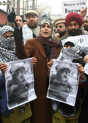 People hold a demonstration to protest against Israel's continued airstrikes on the Palestinians in the Gaza Strip, in Srinagar, summer capital of Indian-controlled Kashmir, on Jan. 3, 2009. 