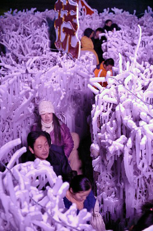 The 7th Ice Sculpture Festival opens in Changji City, northwest China's Xinjiang Uygur Autonomous Region on Jan. 1, 2009. About 60 ice sculptures were exhibited Thursday, attracting lots of visitors. [Xinhua]