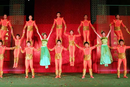 Acrobats from southeast China's Fujian Province perform during the Chinese Culture and Travel exhibition in Singapore, on Jan. 2, 2009. 