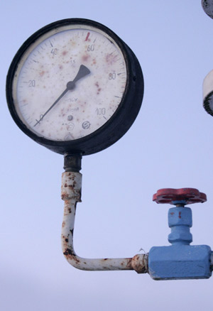 The arrow of a pressure gauge points to zero at a Ukrainian gas compressor station in the village of Boyarka near the capital Kiev Jan. 3, 2009. [Xinhua/Reuters]