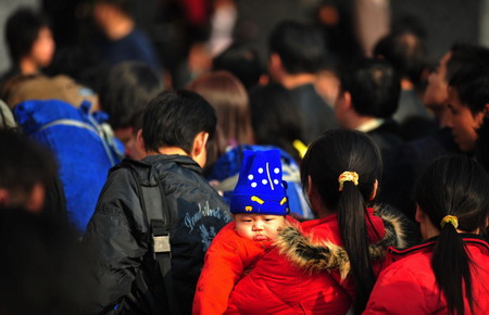 Travellers queue up to enter Guangzhou Railway Station to get trains back home in Guangzhou, south China's Guangdong province January 4, 2008. [Xinhua]