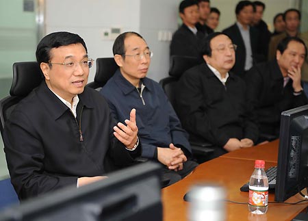 Chinese Vice Premier Li Keqiang (1st L) speaks during his visit to the State Bureau of Statistics in Beijing, capital of China, on Jan. 4, 2009. Li Keqiang on Sunday visited the State Bureau of Statistics and China Power Investment Corporation in Beijing for the second national economic census. [Gao Jie/Xinhua]