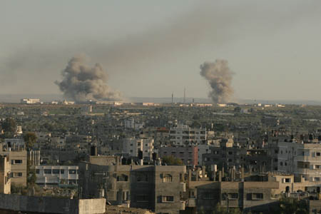 Israel on Sunday intensified strikes on the Gaza Strip for the ninth consecutive day, a day after its army carried out a large-scale ground operation into the enclave, leaving 514 people killed since Dec27. Israeli soldiers drive armored cars in Gaza strip, Jan. 4, 2009. Israeli on Sunday army clamed 30 injureds since the ground operation on Jan. 3, 2009. [Yin Bogu/Xinhua].