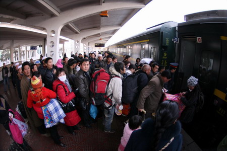  Travellers queue up to board a train heading for Tibet at Xining Railway Station in Xining, northwest China's Qinghai province January 4, 2009. An early travel rush with travellers mainly migrant workers and college students return home for Spring Festival holiday.[Xinhua]