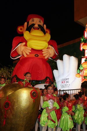 Children wait to perform during a celebration held in Chinatown in Singapore, on the night of Jan. 3, 2009. [Gao Chuan/Xinhua]